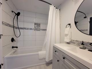 Conveniently located 3 bed in Bremerton with deck - 1