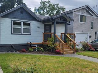 Conveniently located 3 bed in Bremerton with deck - 9
