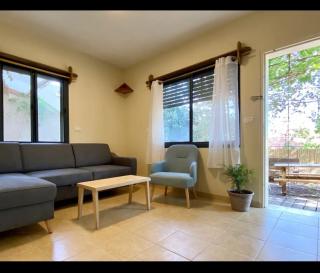 מתחת לעץ התות בכפר - 3