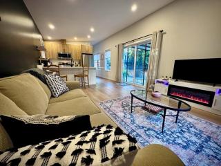 Island Coastal Retreat, Walk to Beach Access - 0