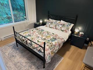 Island Coastal Retreat, Walk to Beach Access - 8