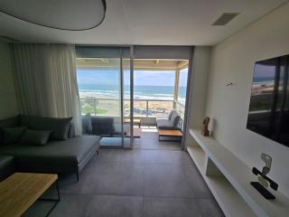 Spacious Beachfront Apartment - 8