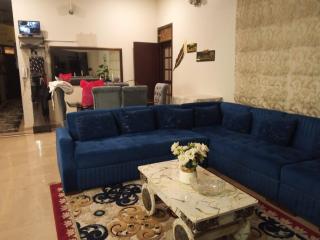 Luxury 3 Bedrooms Plus D D & L Groud Floor Portion in Gulistan e Jauhar Karachi - 8