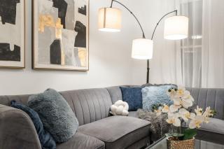 Stay in Wrigley Close to the Field Lake & Food - 3