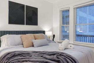 Stay in Wrigley Close to the Field Lake & Food - 1