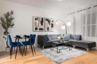 Stay in Wrigley Close to the Field Lake & Food - 0