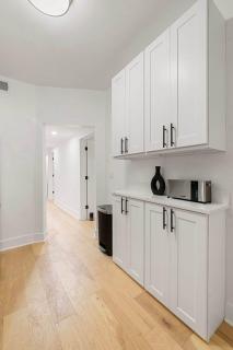 Stay in Wrigley Close to the Field Lake & Food - 7