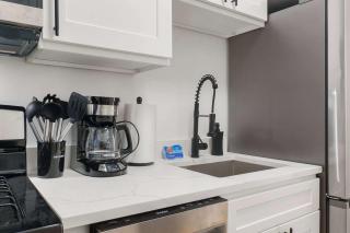 Stay in Wrigley Close to the Field Lake & Food - 6