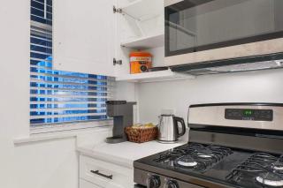 Steps from Wrigley Field and Lake Michigan - 5