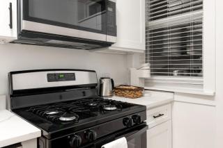 Steps from Wrigley Field and Lake Michigan - 6