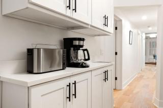 Steps from Wrigley Field and Lake Michigan - 4