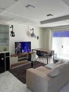 Apatapamento 2 quartos com excelente localização, segurança e com tudo o que você e sua família precisam pra uma estadia confortável! - 0