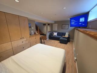 NEW Midtown Rossland Studio Apartment - 6