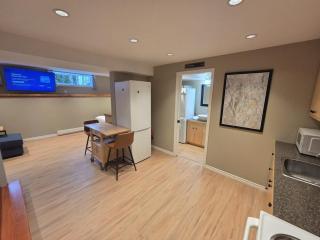 NEW Midtown Rossland Studio Apartment - 8