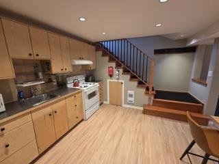 NEW Midtown Rossland Studio Apartment - 7