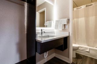 Super 8 by Wyndham Rockford South - 7