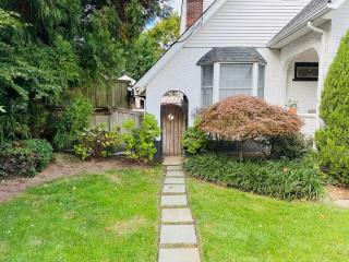 Beautiful 2 Bedroom Suite - 4