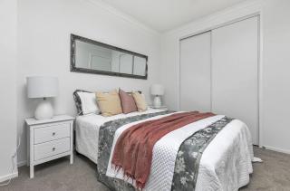 City life Skytower view with Balcony Famliy Retreat - 8