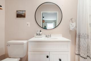 Stylish 3BR Townhouse with Backyard,and Easy Parking - 2