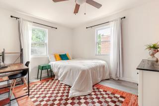 Stylish 3BR Townhouse with Backyard,and Easy Parking - 5