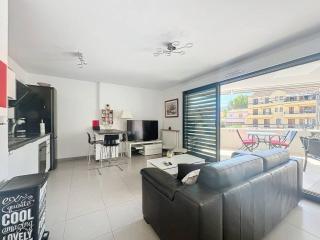 Superbe T2 moderne avec terrasse, climatisation et parking à La Ciotat - FR-1-770-67 - 8