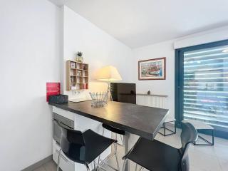 Superbe T2 moderne avec terrasse, climatisation et parking à La Ciotat - FR-1-770-67 - 5