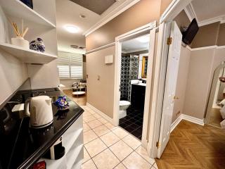 Convenience and comfort 1BR Apartment Walk To Queen St Mall - 3