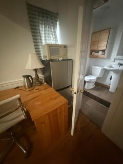 EXTRA Large Suite with Ensuite Bathroom, Microwave & Fridge - 1