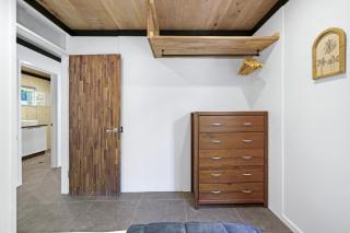 Renovated Beach Escape in Surfers, Surf at Your Door, Cavill a Short Stroll - 3