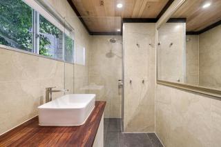 Renovated Beach Escape in Surfers, Surf at Your Door, Cavill a Short Stroll - 4