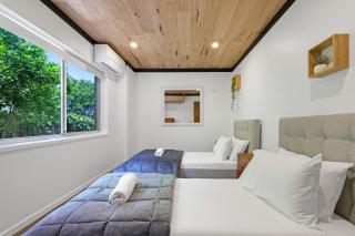 Renovated Beach Escape in Surfers, Surf at Your Door, Cavill a Short Stroll - 5