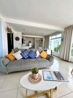 Charming and Family With a pool and ocean view, 3 blocks from the beach, with 2 TVs and Netflix & HBO - 5