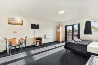 New Castle Motor Lodge - 1