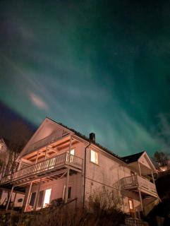 Cozy Christmas Apartment - Near Downtown - 9