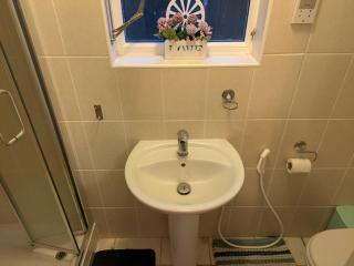 Large Central Lodge Near Heathrow Airport & London with Parking - 9