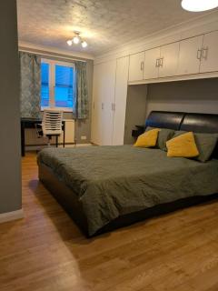 Large Central Lodge Near Heathrow Airport & London with Parking - 2