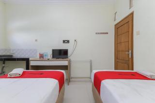 RedDoorz near Juanda International Airport 2 - 4