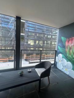 Modern 1-Bed City Views & Close to Shops - 6