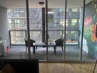 Modern 1-Bed City Skyline Views & Close to Shops - 5