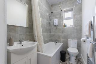 2 Bedroom Flat in the heart of Southend Sleeps 6 - Pass the Keys - 6