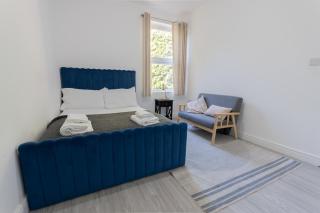 2 Bedroom Flat in the heart of Southend Sleeps 6 - Pass the Keys - 3