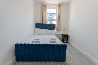 2 Bedroom Flat in the heart of Southend Sleeps 6 - Pass the Keys - 2
