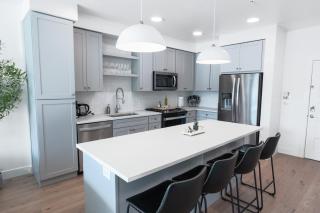 Deluxe 1BR 1BA Stunning Amenities-Pool, Htub, Gym - 9