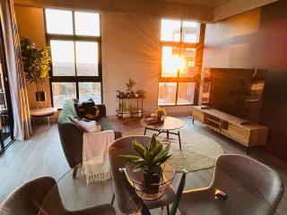 Lineal with SuperSized TV & Backup water power - 0