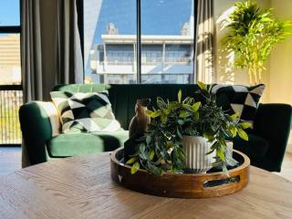 Lineal with SuperSized TV & Backup water power - 8