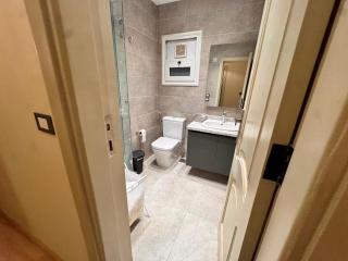 1406. Elegant 2BR Apt. Near Airport3 BA Terrace - 3