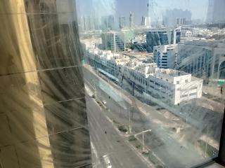 استوديو مفروش راقي في قلب أبوظبي منطقة النجدة داخل برج مرتفع بإطلالة مفتوحة مذهلة يتميز الاستوديو بتصميم مريح أثاث حديث مطبخ مجهز وحمام أنيق مع مصعد حديث وخدمات قريبة جداً الموقع مركزي ويوفرسهولة وصول لكل المرافق خيار مثالي للباحثين عن إ - 9