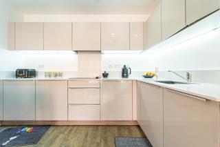 Luxury Docklands 2Bed apt- Close to Excel- Canary Wharf- City Airport - 02 Arena- Free Parking- PS 4 - 8