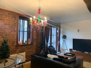 2 Bed Duplex Penthouse Apartment by Mathew Street Sleeps 6 - 7