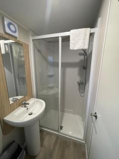 Modern caravan - Whitecliff Bay - 8